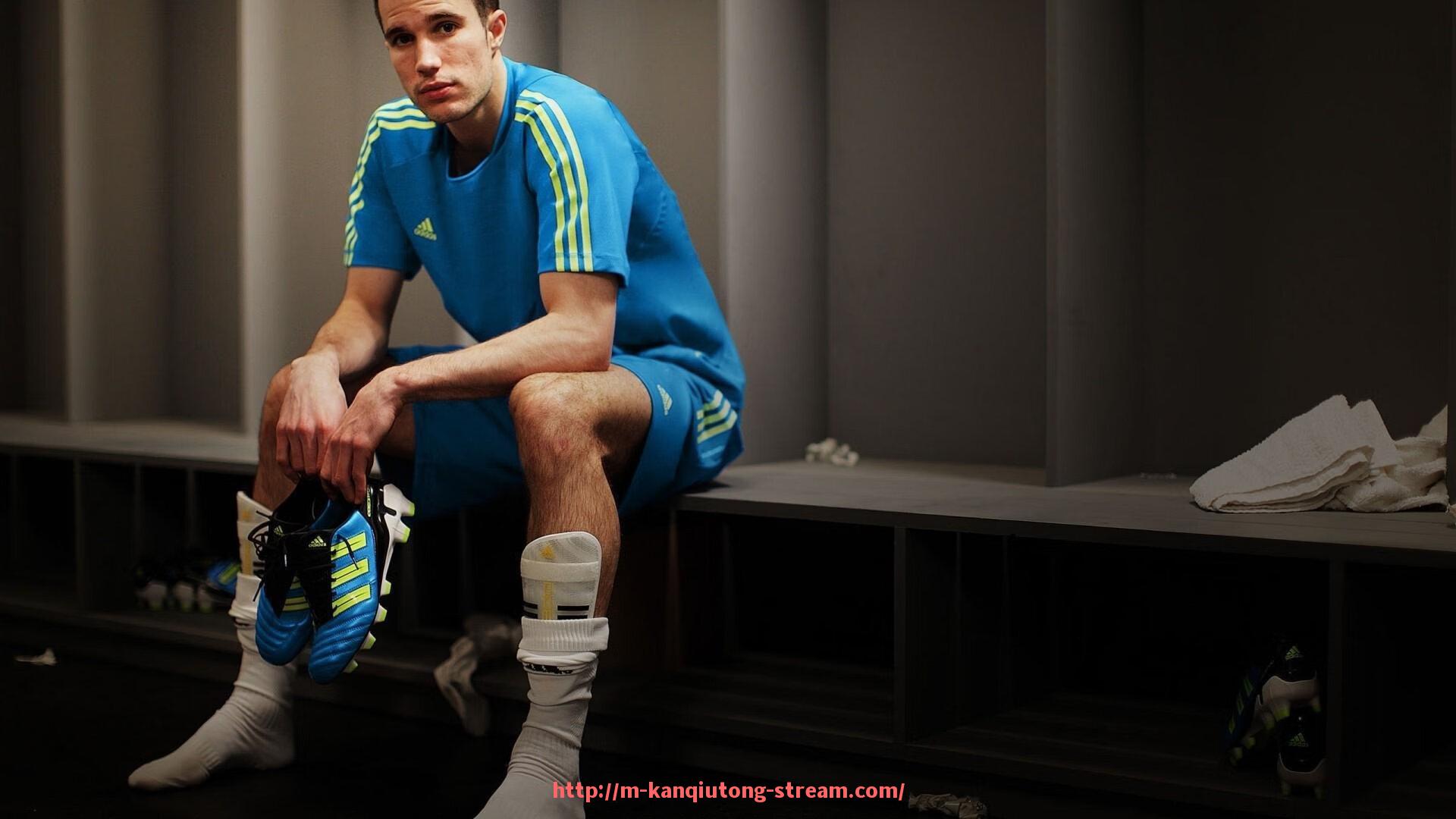 看球通-哪位法甲球员在赛场上吻过伊布引发热议？（伊布法甲数据）